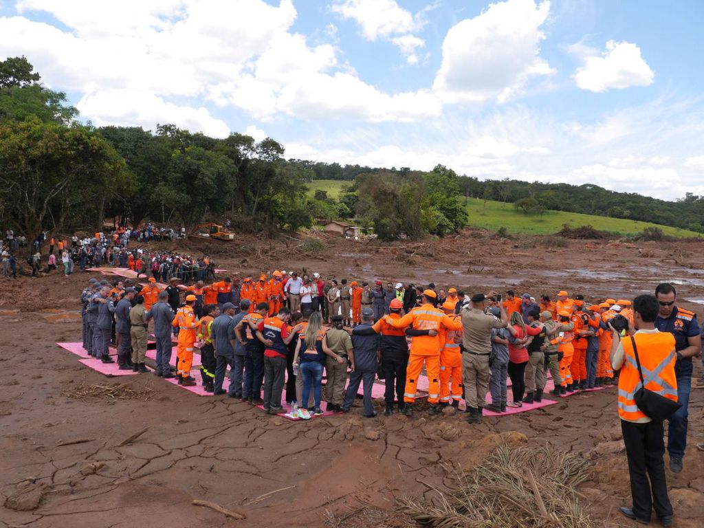Bombeiros que trabalham nas buscas em Brumadinho fazem cerimônia de homenagem às vítimas e famílias atingidas pelo rompimento da barragem de rejeito da Mina Córrego do Feijão, em 1/2/2019. Foto:  Publicado em 01/02/2019 08:17
 Foto: Divulgação Corpo de Bombeiros Militar MG/ABr
